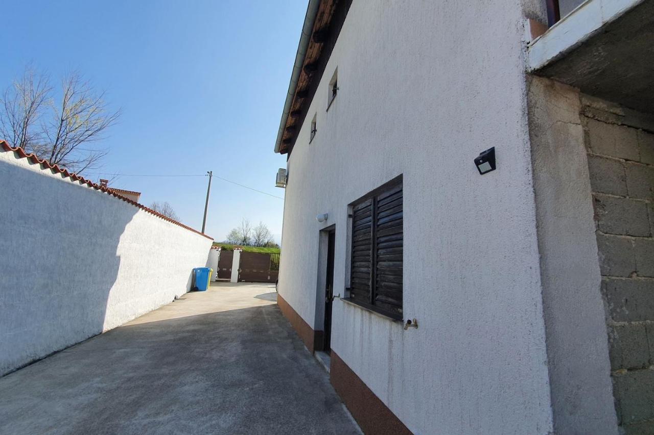 Apartment Mirella For 6 Persons Located In Central Istria Gradinje Экстерьер фото