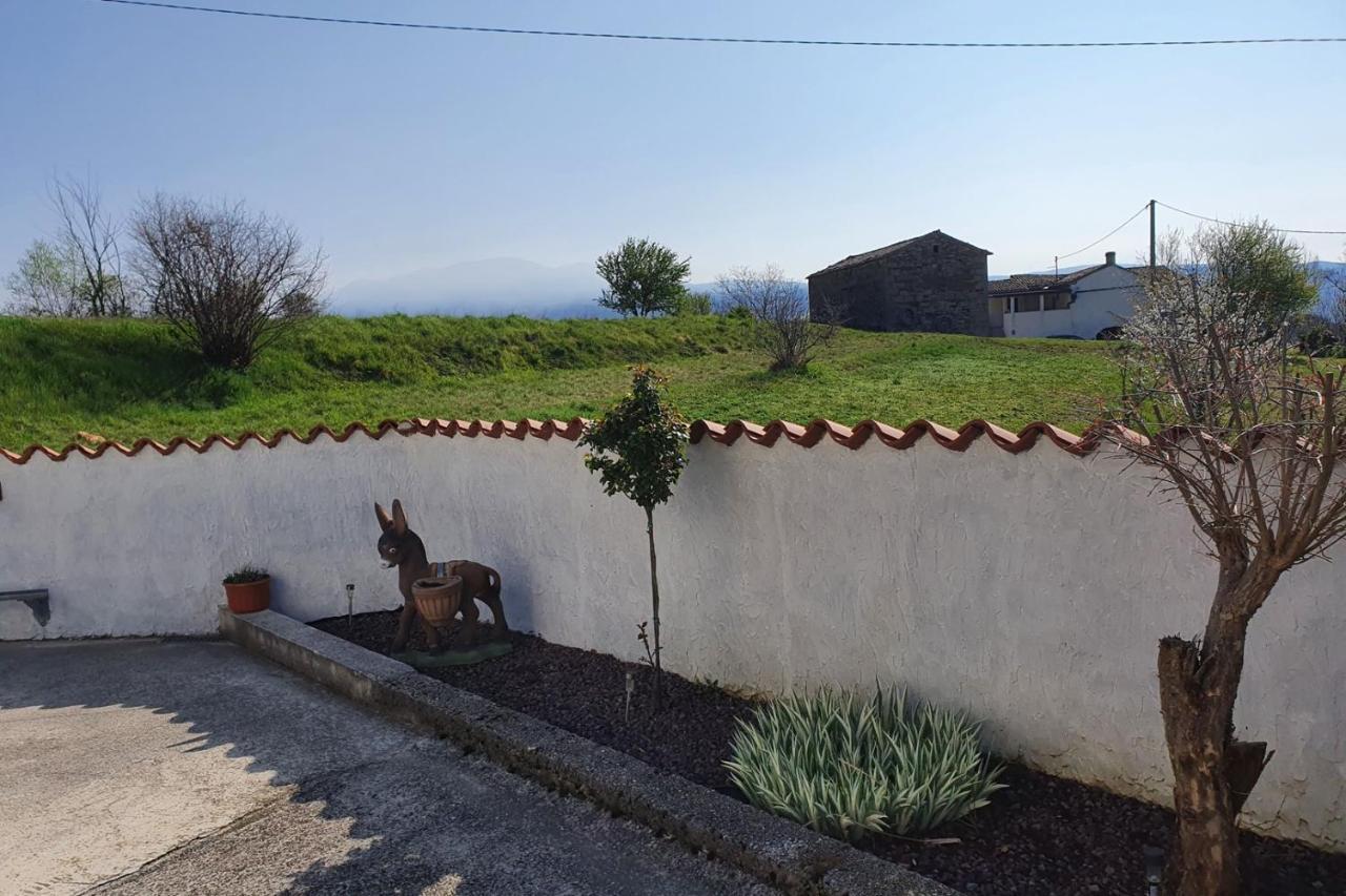 Apartment Mirella For 6 Persons Located In Central Istria Gradinje Экстерьер фото